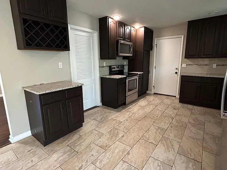 1300 Fieldcrest — Photo 4