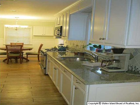 5th image of 713 Metropolitan Ave