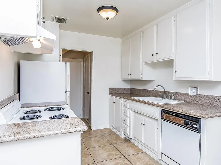 220 E Live Oak St — Photo 15