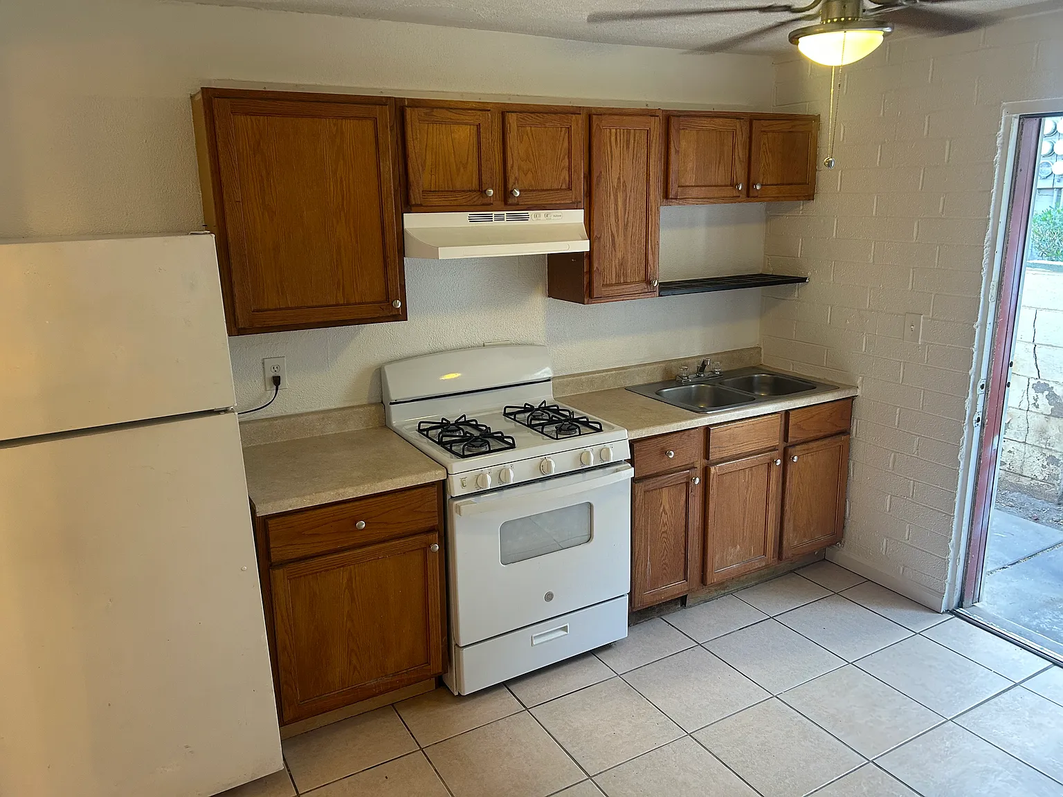 1 bed, 350 sqft, $895 — Photo 2