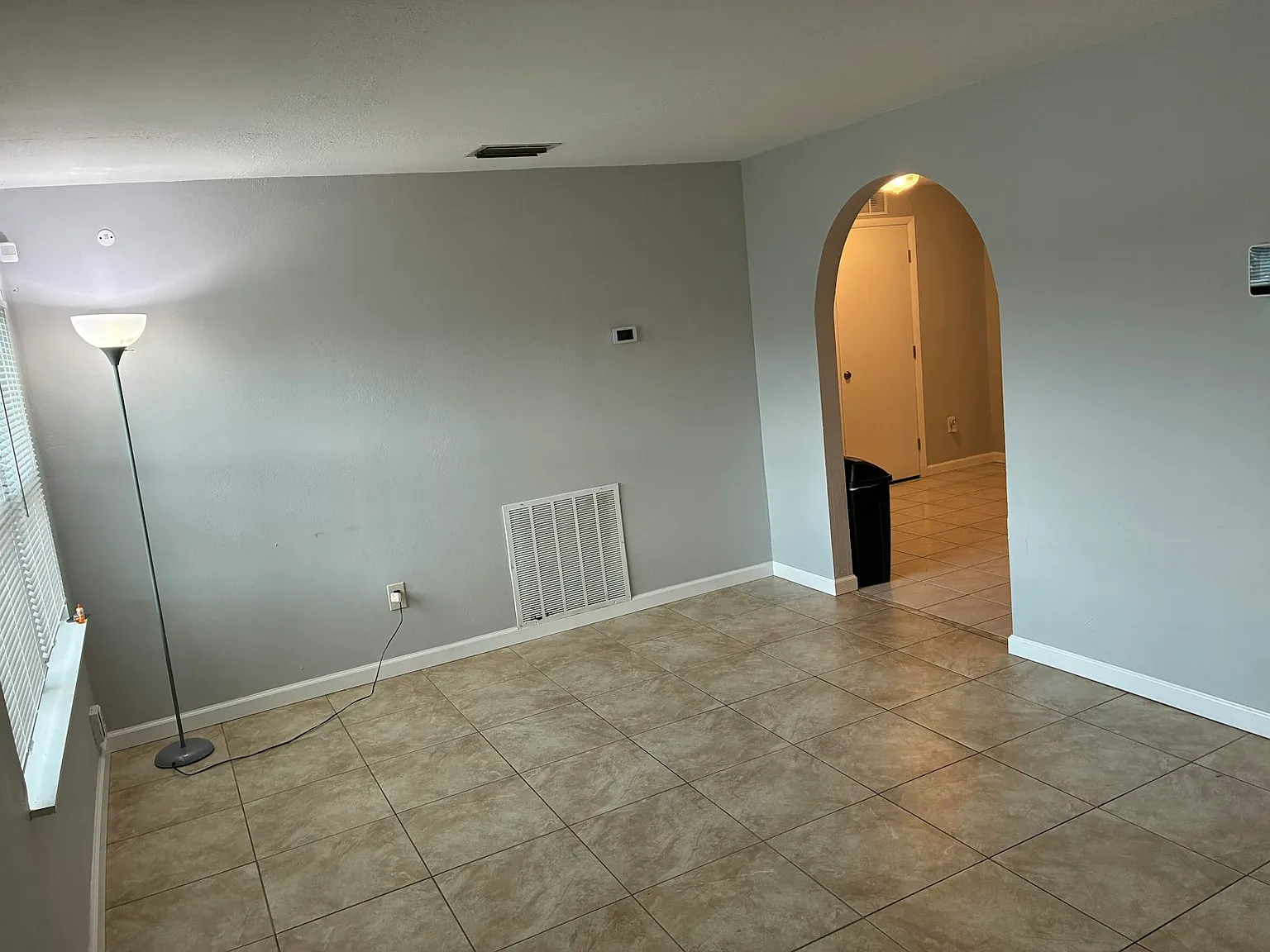 202 Essex Dr — Photo 4