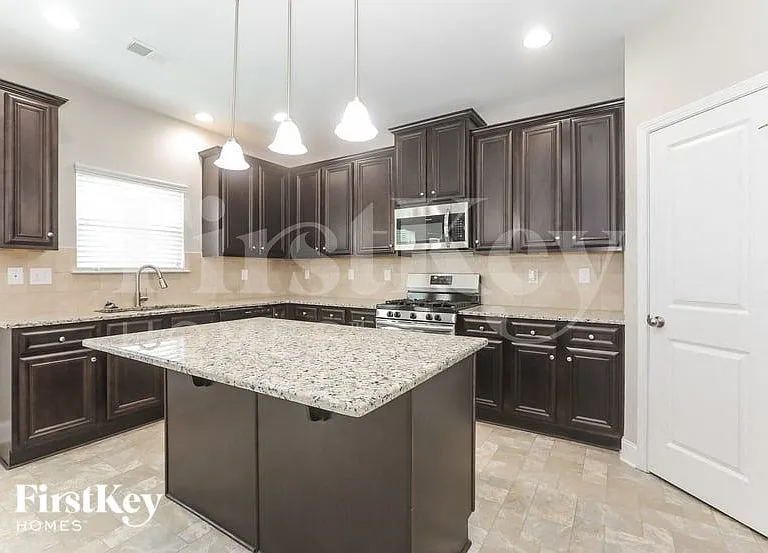 2115 Farmdale Ct — Photo 4