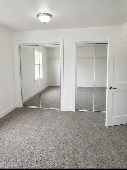 811 Surrey Ln — Photo 3
