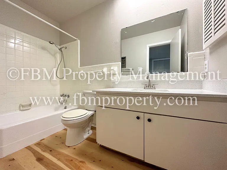 518 N Rogers St #208 — Photo 18