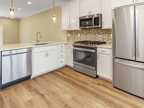 3rd image of 2103 Fox Hill Dr