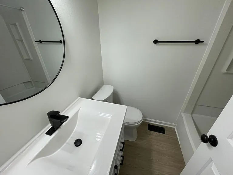 Oak Square Apartments — Photo 6