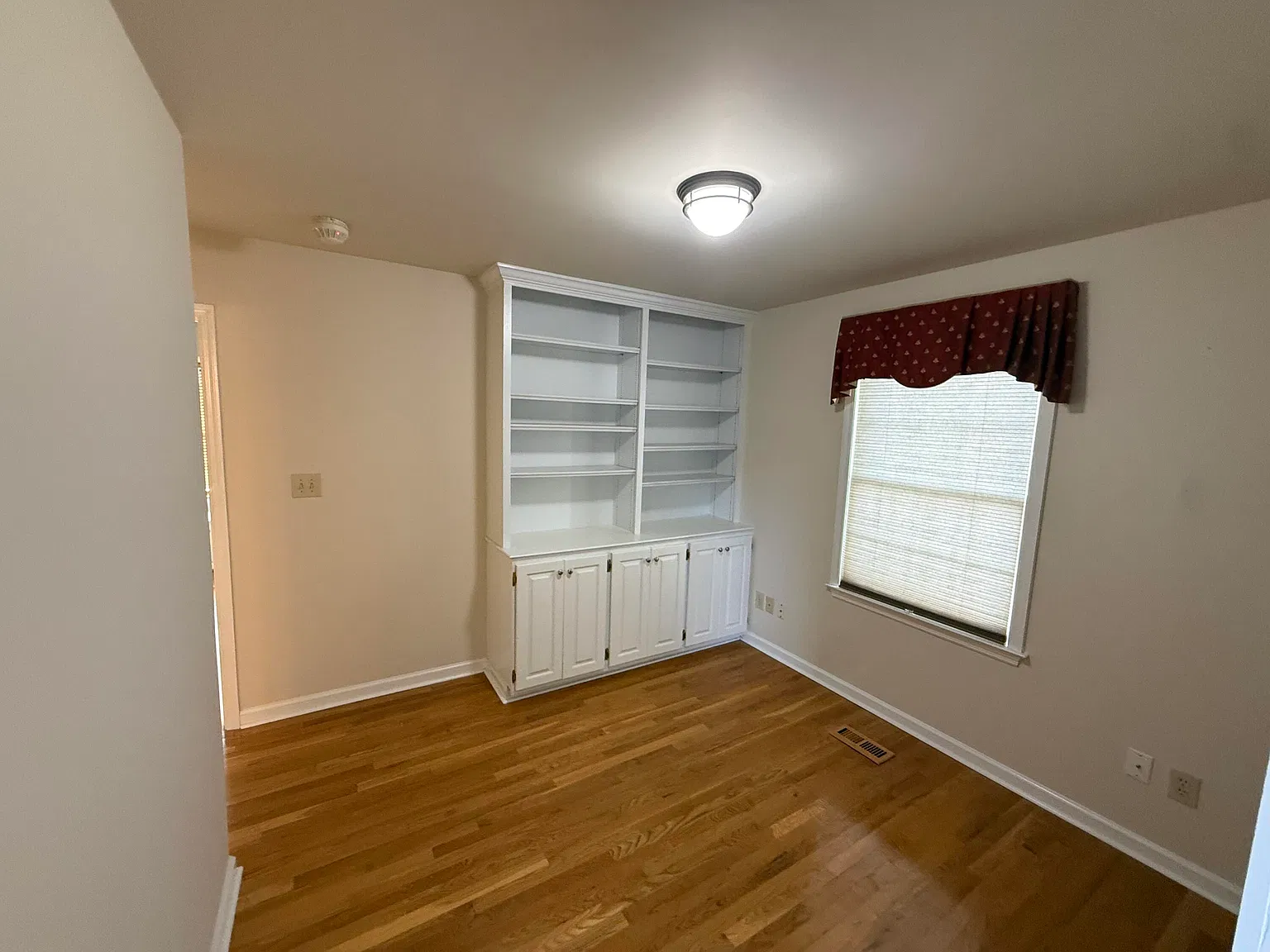 4 bed, 3.5 bath, 3651 sqft, $4,500 — Photo 3