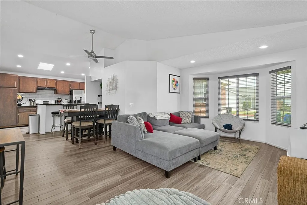 3 bed, 1096 sqft, $3,000 — Photo 4