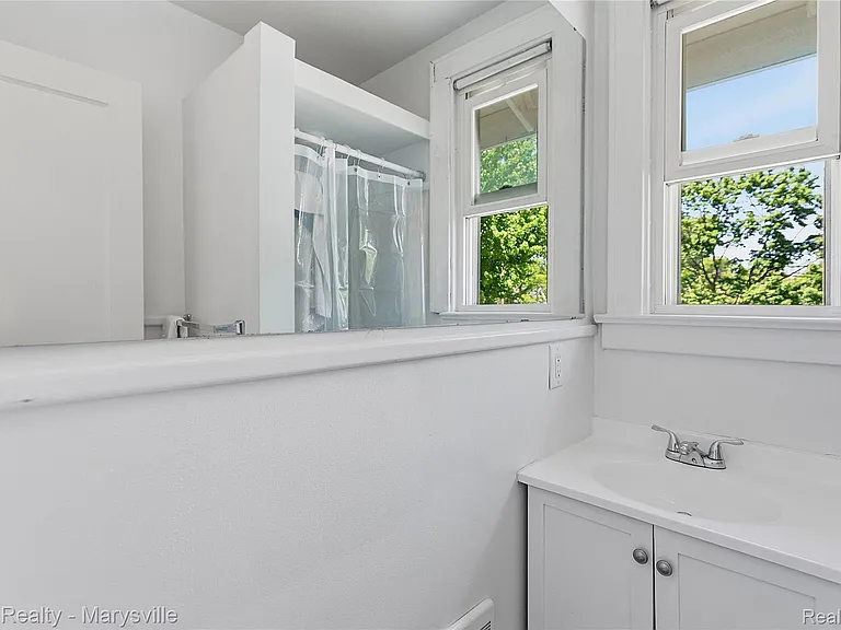 504 Clinton Ave — Photo 31