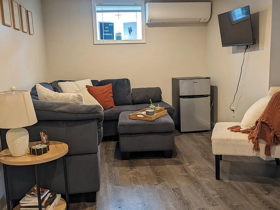 Cozy living room (11''x10'') right off the kitchen and front entry