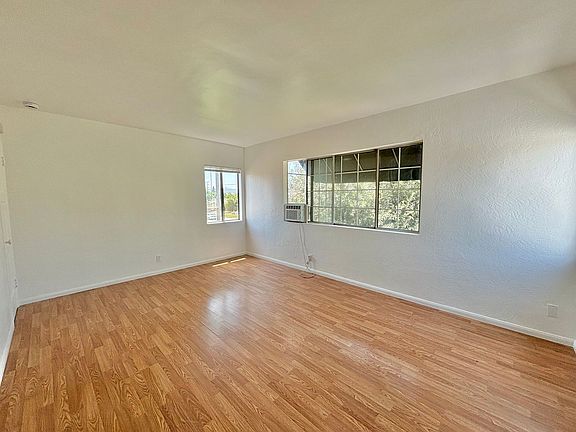 2nd image of 1506 N Hollywood Way