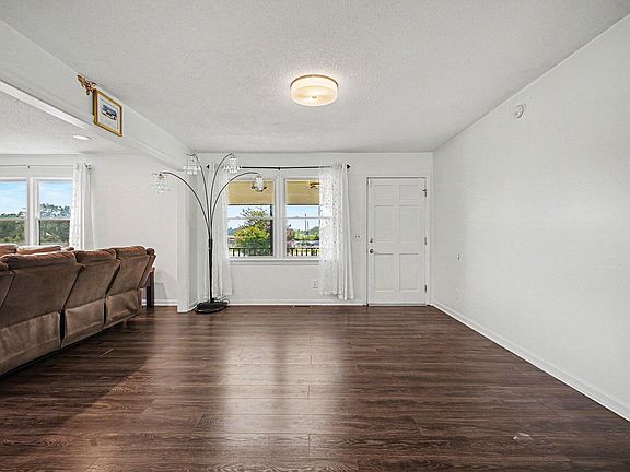 4th image of 134 Old Oak Ln