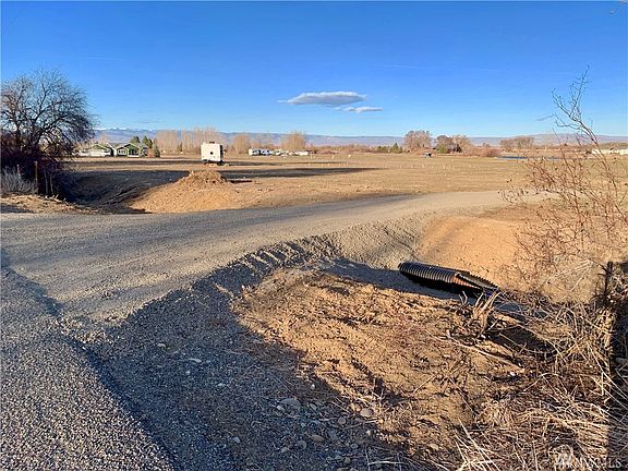 3rd image of 1 Heron Farm Ln