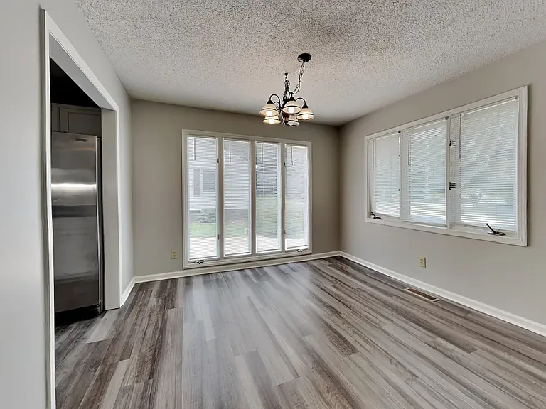607 Oakview Rd — Photo 2