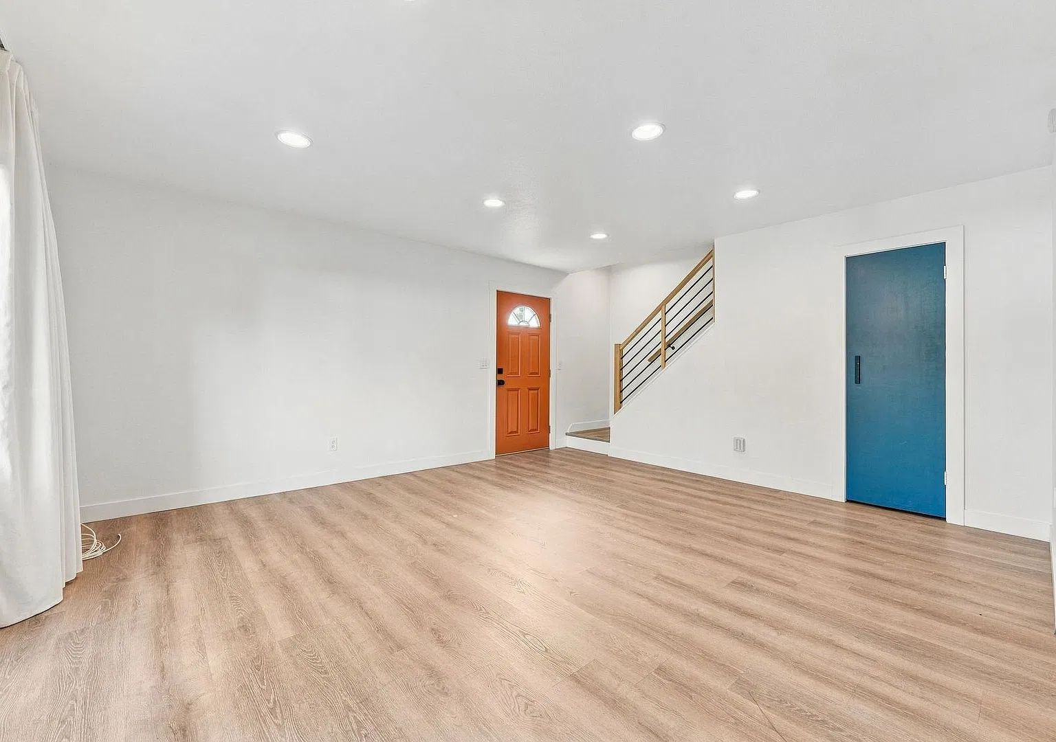 Beautifully Remodeled Townhouse with Stunning Modern Finishes! — Photo 3