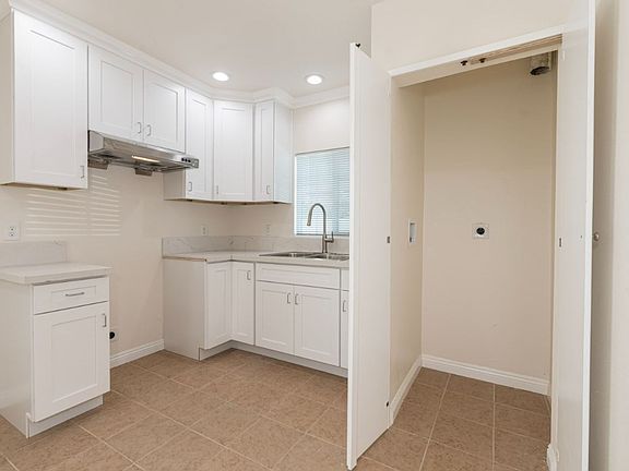 3rd image of 5828 Camellia Ave #B
