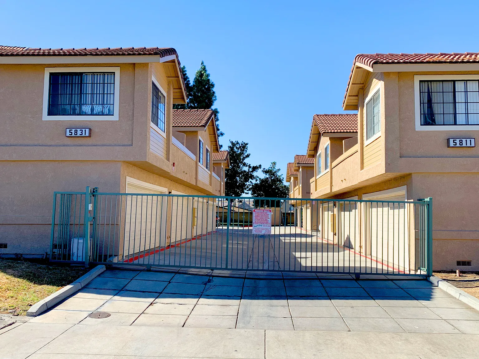 2 bed, 800 sqft, $2,100 — Photo 1