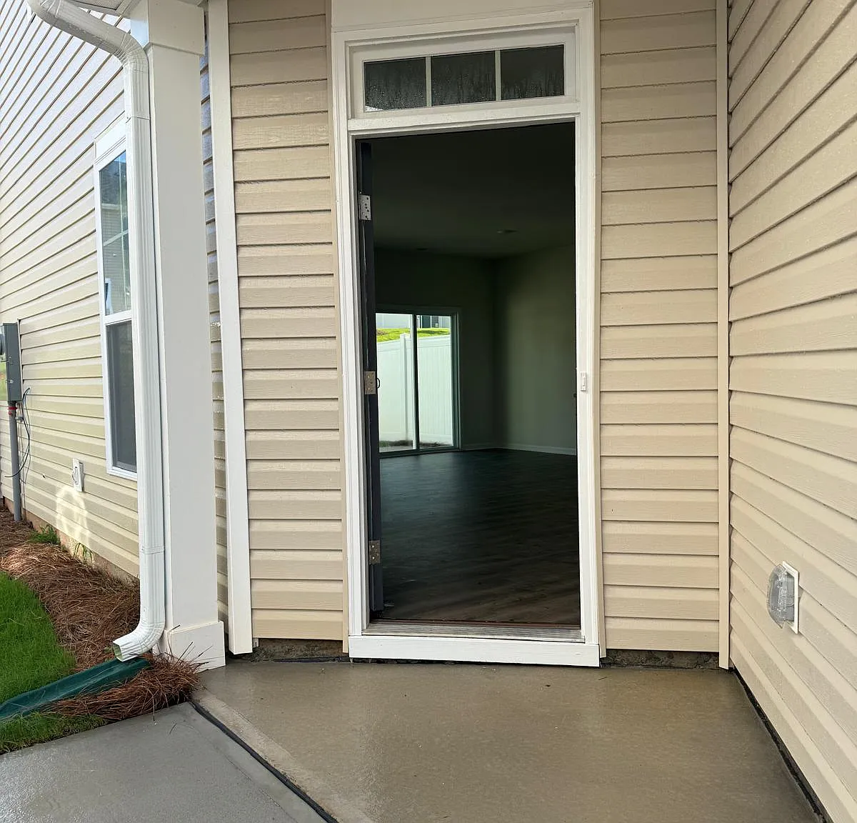 3 bed, 2.5 bath, 1763 sqft, $1,999 — Photo 2
