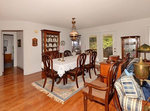 2nd image of 194 Lakeview Dr