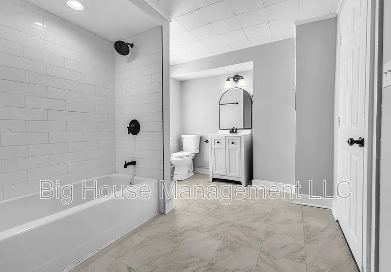 1105 W Lombard St — Photo 16