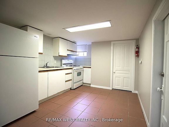 4th image of 32 Beatrice St #Basement