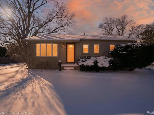 819 Southwood Dr, Fenton, MI 48430
