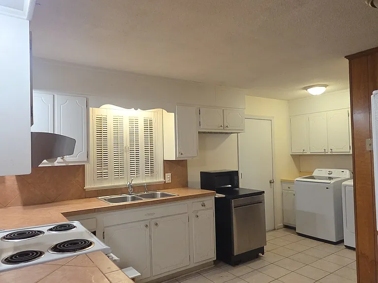 608 Dupont Dr — Photo 2