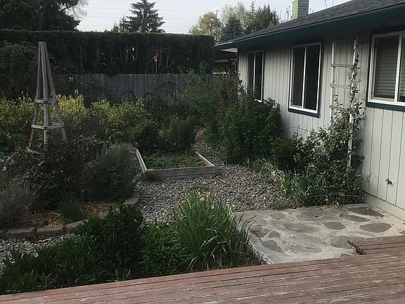 2nd image of 377 NE 34th Pl