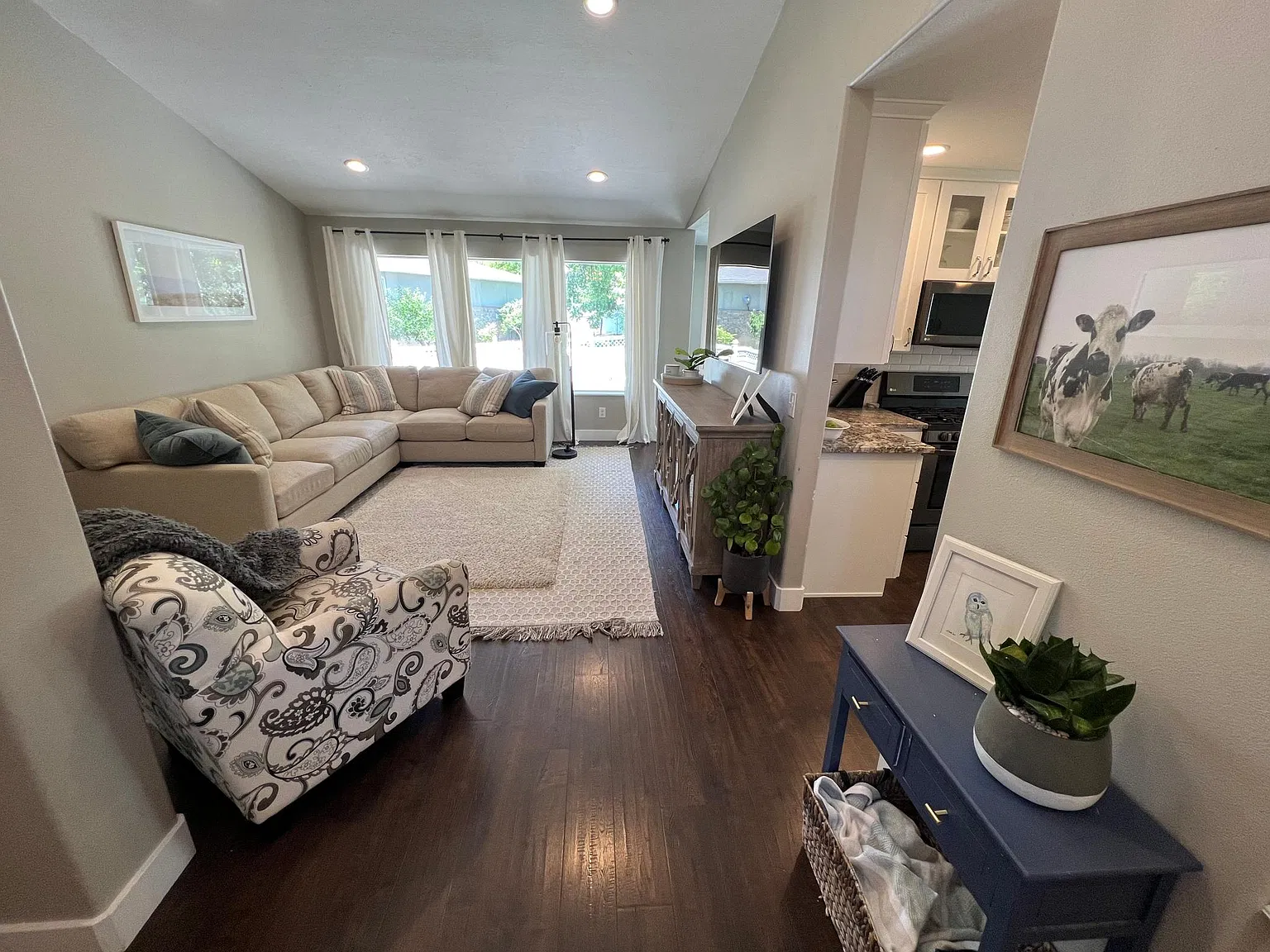 4 bed, 2.5 bath, 2360 sqft, $2,850 — Photo 2
