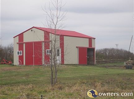 24 x 36 building new in 2011, with 100amp electric and water