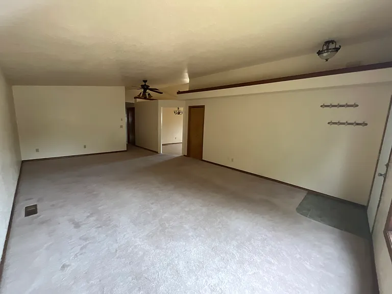 3169 SE Hathaway Dr — Photo 3