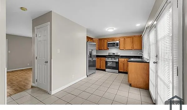 451 Yorkshire Sq — Photo 2