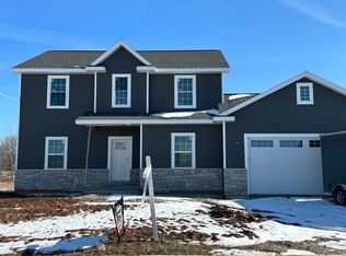 N1716 Waterlefe Dr, Greenville, WI 54942