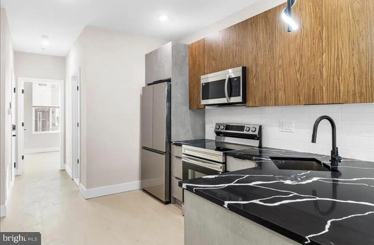 3 bed, 3.0 bath, 2950 sqft, $2,395 — Photo 1