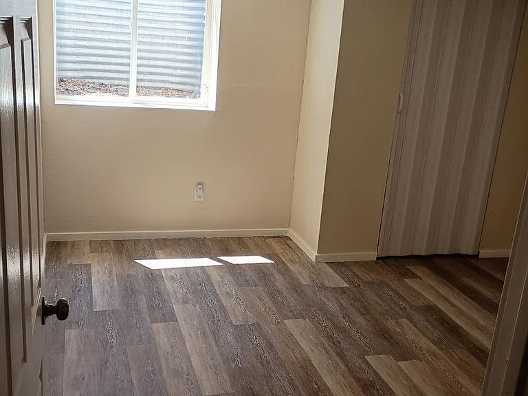 NE Spokane 2 bedroom apartment (Fresh paint and flooring) — Photo 12