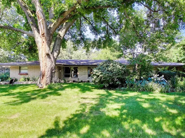 6370 Pontiac Dr, Indian Head Park, IL 60525