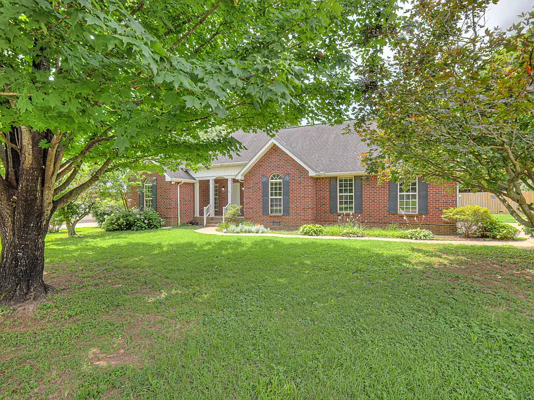 405 Sandi Ct — Photo 2