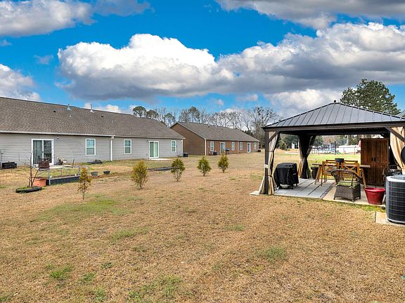 3rd image of 375 Conifer St