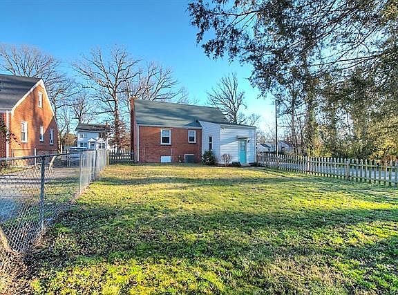 3rd image of 2201 Oakwood Ln