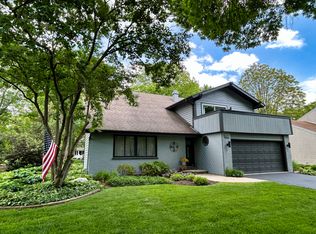 1622 Indian Knoll Rd, Naperville, IL 60565