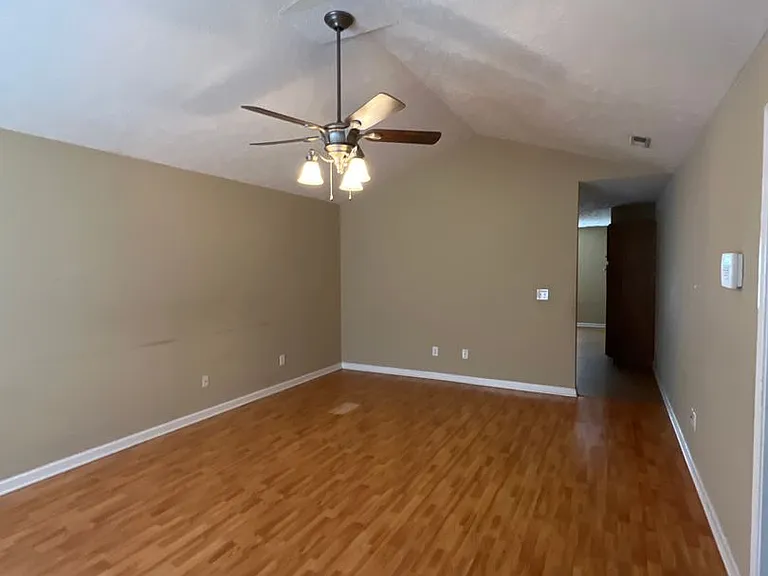 2912 Cliffside Dr — Photo 2