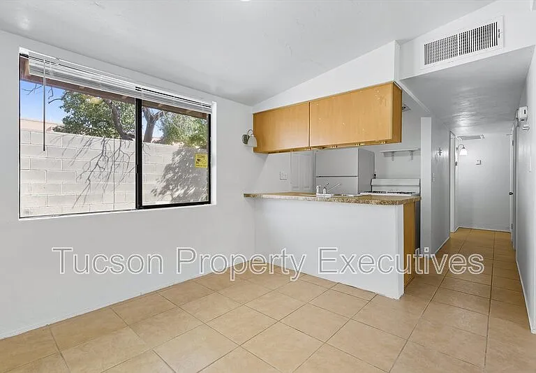 1662 N Beverly Ave — Photo 4