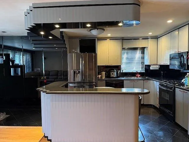 3 bed, 3.0 bath, 1800 sqft, $4,300 — Photo 2