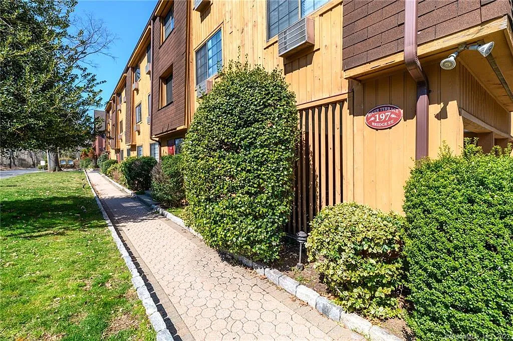 2 bed, 1400 sqft, $3,300 — Photo 2