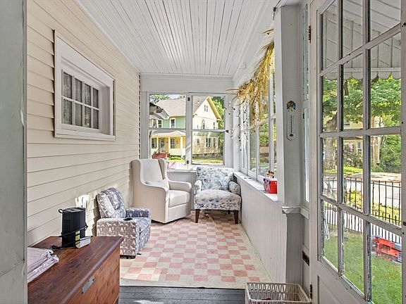 3rd image of 81 Eleanor Rd