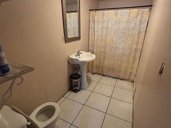 44th image of 2423 W Garden St