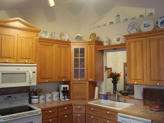 Updated Kitchen with Beautiful Oak Cabinets
