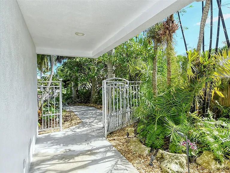 213 N Washington Dr — Photo 78