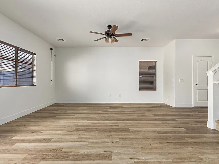 7007 W Mercer Ln — Photo 6