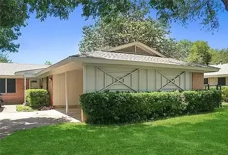 1213 Hampshire Ln — Photo 3